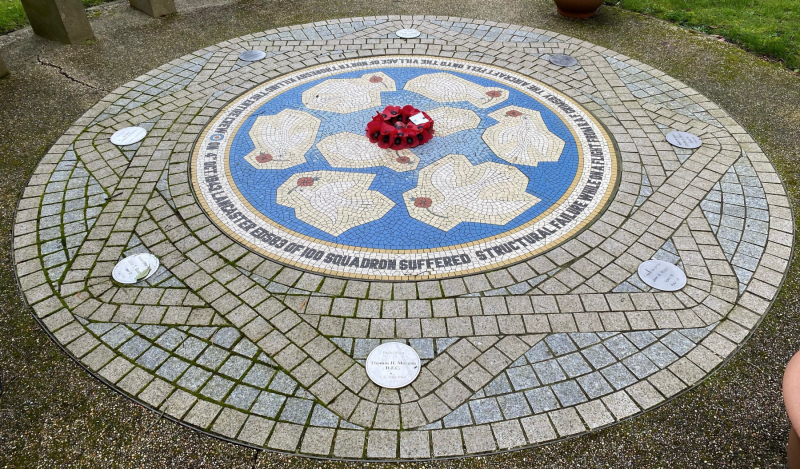 100sqn ed583 memorial